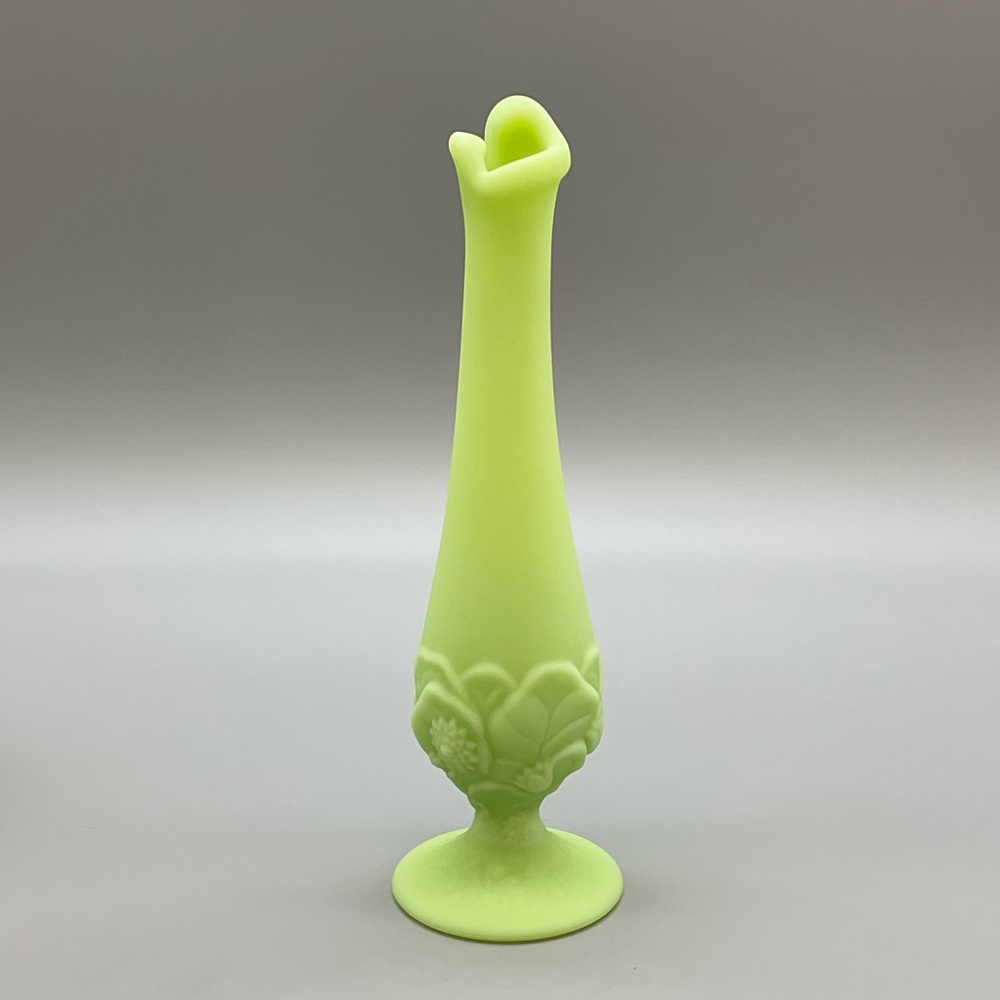 Fenton Water Lily Swung Footed Bud Vase Uranium Custard Satin Glass - Picture 3 of 13